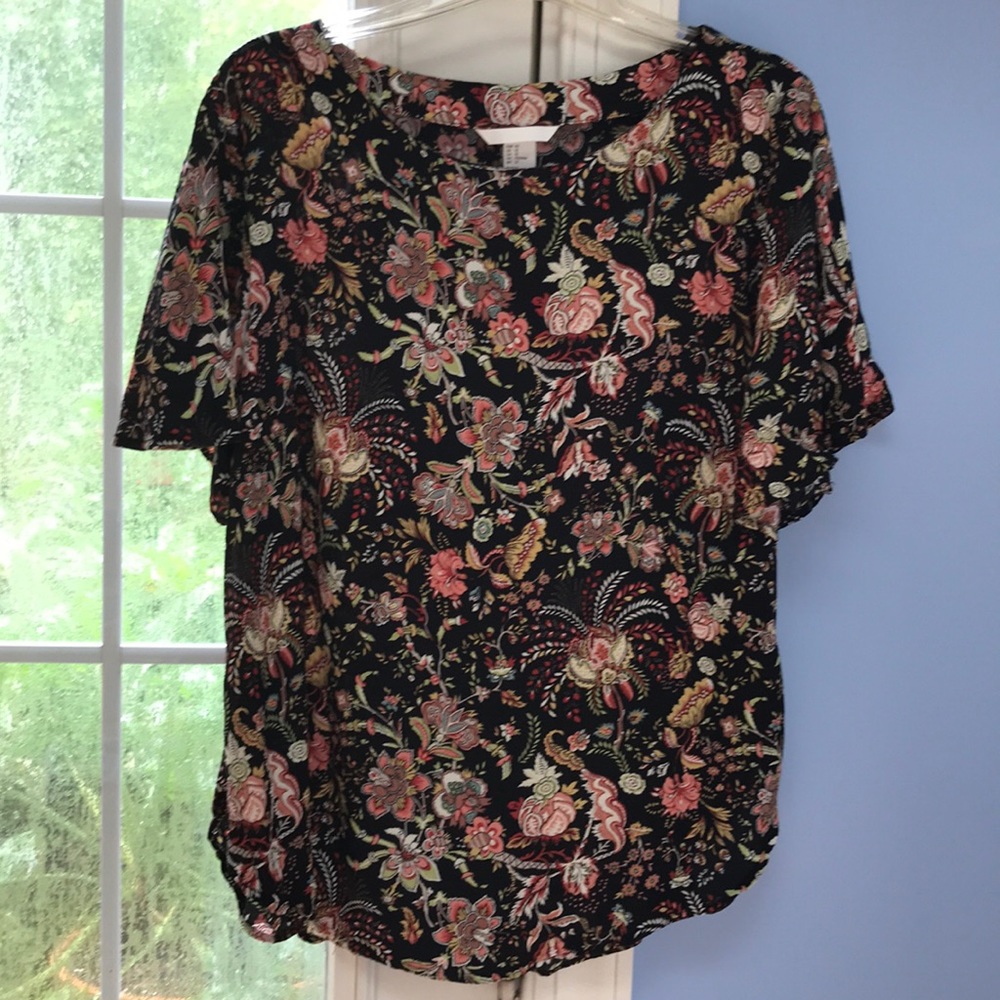 H &M to short sleeve black print $10